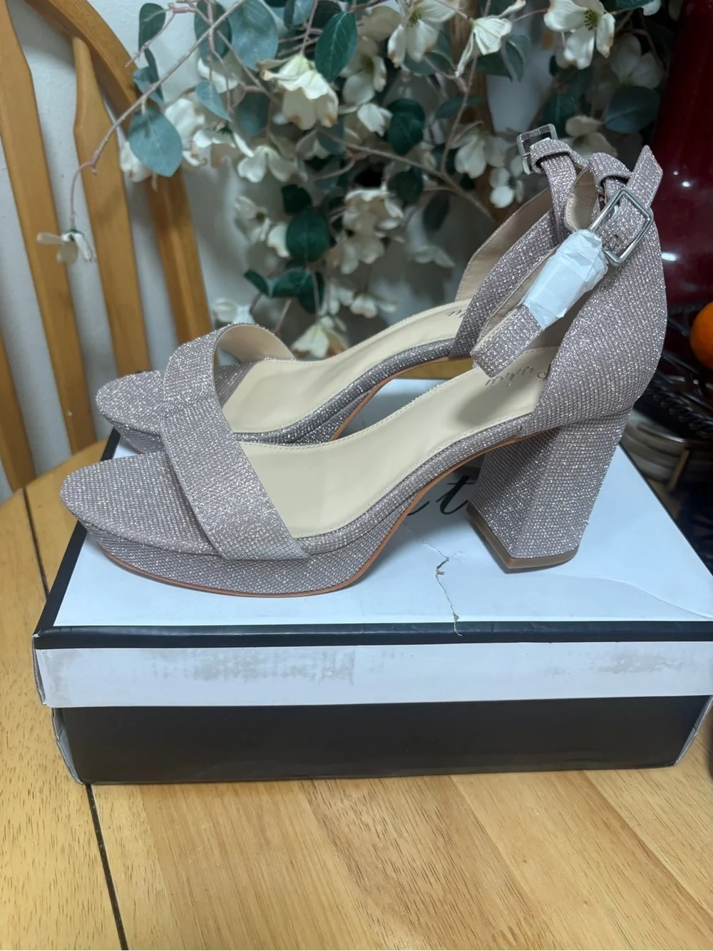 PUTU Womens Dress Shoes, Block Heel, Ankle Strap, Open Toe Gold Sparkle Size 8.5